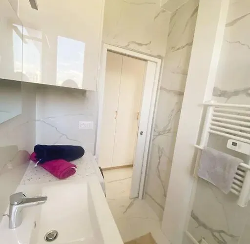 2p Idealement Place Les Pins *