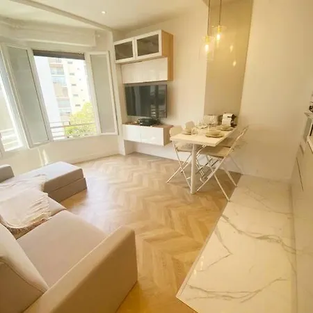 2p Idealement Place Les Pins 公寓 *
